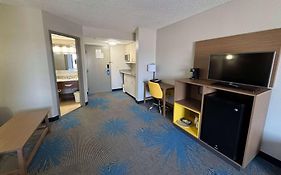 Days Inn & Suites By Wyndham Cedar Rapids